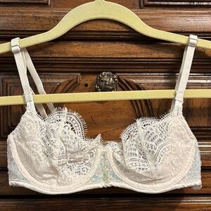 Victoria's Secret Lace Underwire Bra in Ivory